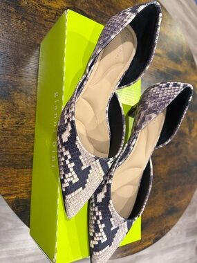 Gianni Bini Pointed Snake-Print Kitten heel in Cream and Black